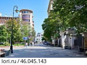 Большой Толмачевский переулок. Город Москва (2024 год). Редакционное фото, фотограф Александр Тараканов / Фотобанк Лори