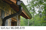 Contemporary Gutter Installed on a Residential House Roof to Enhance Functionality. Clean well maintained rain gutter system. Roof architecture effectively. Polymer storm drainage. Home architectural. Стоковое AI-видео, аниматор Марина Демидюк / Фотобанк Лори