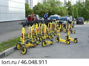 Moscow, Russia - June 6. 2023 Short-term rental service for electric scooters Yandex Go. Редакционное фото, фотограф Володина Ольга / Фотобанк Лори