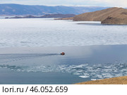 Hovercraft transports tourists along Lake Baikal in the spring. Стоковое фото, фотограф Виктория Тельминова / Фотобанк Лори