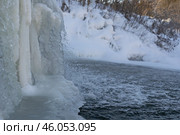 Водопад на рукотворной плотине (дамбе) на реке Старая Кенка в Удмуртии в зимний день. Стоковое фото, фотограф Оксана Шведкова / Фотобанк Лори