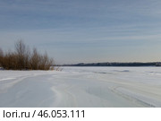 Река Кама. Удмуртия, деревня Сидоровы Горы, покрытая льдом и снегом в солнечный зимний морозный день. Стоковое фото, фотограф Оксана Шведкова / Фотобанк Лори