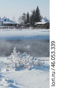 Vertical video of russian Altai country village Semiletka and river Koksha in winter season. The banks are covered with snow. Стоковое видео, видеограф Сергей Пристяжнюк (Serg Zastavkin) / Фотобанк Лори