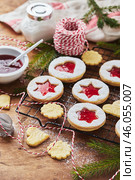 Classic Linzer Christmas Cookies with raspberry or strawberry jam on wooden table. Стоковое фото, фотограф Ирина Буракова / Фотобанк Лори