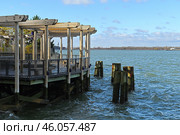 One of Battery Park City’s most popular destinations, South Cove Park with winding walkways, quay, curved jetty. New York City. Редакционное фото, фотограф Валерия Попова / Фотобанк Лори