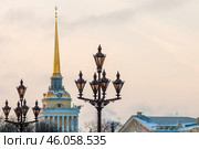 Фонари Александровской колонны на фоне шпиля Адмиралтейства в Санкт-Петербурге (2010 год). Стоковое фото, фотограф Александр Алексеев / Фотобанк Лори