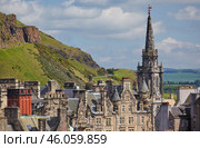 The view of old town with Tron Kirk spire on the Salisbury Crags background. Edinburgh, Scotland (2010 год). Стоковое фото, фотограф Сергей Пристяжнюк (Serg Zastavkin) / Фотобанк Лори
