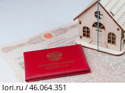 Удостоверение адвоката на фоне доверенности и домика. Стоковое фото, фотограф fotobelstar / Фотобанк Лори