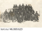 Женская бригада. Люди на снегу с лопатами вокруг грузовика, СССР. Стоковое фото, фотограф Retro / Фотобанк Лори