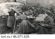 Минометчики 2-ой Гвардейской ТА ведут огонь, январь 1945. Стоковое фото, фотограф Retro / Фотобанк Лори