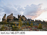 Скалы в горах Якутии. Оймяконский район, окрестности Усть-Неры. Стоковое фото, фотограф Павел Просянов / Фотобанк Лори