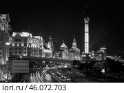 Улица Сунь Ятсена (Чжуншань Лу) и набережная Вайтань (Бунд) в Шанхае ночью в черно-белом цвете/Zhongshan Road and the Bund in Shanghai at night in black and white (2007 год). Редакционное фото, фотограф Артем Бурцев / Фотобанк Лори
