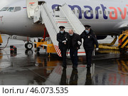 Полицейские выводят авиационного дебошира с борта самолёта (2020 год). Редакционное фото, фотограф Free Wind / Фотобанк Лори