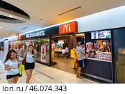 McDonalds restaurant in MBK shopping mall, Bangkok (2016 год). Редакционное фото, фотограф Александр Подшивалов / Фотобанк Лори