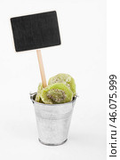 Pointer, price in bucket of  kiwi. Стоковое фото, фотограф Александр Собко / Фотобанк Лори
