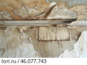 Damaged wall and ceiling showing signs of neglect and decay. Стоковое AI-изображение, AI-художник Иван Рябоконь / Фотобанк Лори
