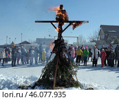 Русский национальный праздник масленица, горит символ масленицы. Редакционное фото, фотограф Катерина Романова / Фотобанк Лори