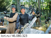 Cheerful young and adult men on paintball battleground. Стоковое фото, фотограф Яков Филимонов / Фотобанк Лори