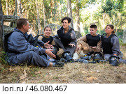 Positive paintball players sitting on battleground and chatting. Стоковое фото, фотограф Яков Филимонов / Фотобанк Лори