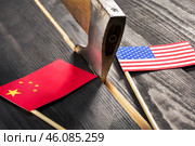 Conflict concept of USA and China. Split relationship between the states of America and China. Стоковое фото, фотограф Сергей Чуйко / Фотобанк Лори