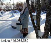Пожилая женщина несет ведра на коромысле. Стоковое фото, фотограф Светлана Кандратьева / Фотобанк Лори