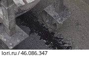 Road construction, asphalt laying, black mixture, equipment строительство дороги, укладка асфальта, черная смесь, техника. Стоковое видео, видеограф Опока Алексей / Фотобанк Лори