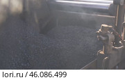 Road construction, asphalt laying, black mixture, equipment строительство дороги, укладка асфальта, черная смесь, техника. Стоковое видео, видеограф Опока Алексей / Фотобанк Лори