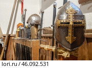 Стойка для шлемов и мечей. Экспонаты интерактивного музея "Рыцарский дом. Редакционное фото, фотограф Дмитрий Мельников / Фотобанк Лори