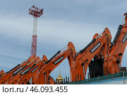 Экскаваторы Doosan южнокорейского производства на причале порта во Владивостоке (2022 год). Редакционное фото, фотограф Free Wind / Фотобанк Лори