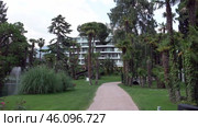 Парк отеля Du Lac et Du Parc Grand Resort. Город Рива дель Гарда. Италия. Май. Park of the Hotel Du Lac et Du Parc Grand Resort. City Riva del Garda. Italy. May. Редакционное видео, видеограф Горшков Александр / Фотобанк Лори