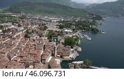 Город Рива дель Гарда и озеро Гарда. Вид с Бастиона. Италия. Май. The city of Riva del Garda and Lake Garda. View from the Bastion. Italy. May. Стоковое видео, видеограф Горшков Александр / Фотобанк Лори