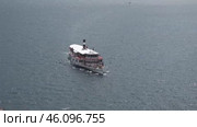 Теплоход плывет по озеру Гарда в город Рива дель Гарда. Италия. Май. The ship sails along Lake Garda to the city Riva del Garda. Italy. May. Стоковое видео, видеограф Горшков Александр / Фотобанк Лори