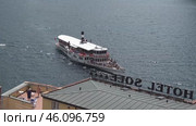 Теплоход плывет по озеру Гарда в город Рива дель Гарда. Италия. Май. The ship sails along Lake Garda to the city Riva del Garda. Italy. May. Редакционное видео, видеограф Горшков Александр / Фотобанк Лори