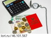 Пенсия пенсионное удостоверение деньги достоинством 5000 рублей и 1000 рублей карманные часы на цепочке монеты разного достоинства рубли калькулятор Pension pension certificate money watch. Редакционное фото, фотограф Константин Козлов / Фотобанк Лори