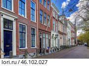 Сanal embankment in Delft, Netherlands (2016 год). Стоковое фото, фотограф Boris Breytman / Фотобанк Лори