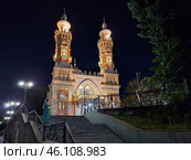 Мечеть Мухтарова (Суннитская мечеть), город Владикавказ, Республика Северная Осетия — Алания, Россия. Вечерний вид на красивую мечеть с минаретами. Мечеть построена в 1900—1908 годы. Архитектурная достопримечательность Владикавказа. Редакционное фото, фотограф Андрей Степанов / Фотобанк Лори