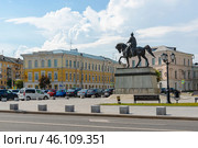 Советская площадь. Памятник князю Михаилу Тверскому.  Тверь (2022 год). Редакционное фото, фотограф Александр Щепин / Фотобанк Лори