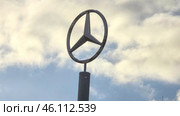 Moscow February 26 2024, Mercedes logo is on a pole. Редакционное фото, фотограф Скрипачев Антон / Фотобанк Лори