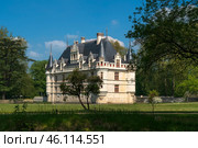 View of the Azay-le-Rideau Castle, a medieval castle above the bend of the Indre river, in the commune of the same name on a sunny summer day, Indre-et-Loire, France. Редакционное фото, фотограф Ula Ulachka / Фотобанк Лори
