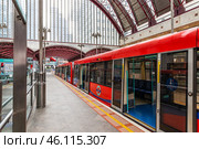 Canary Wharf Station. Modern DLR Platform with Arched Glass Roof and Urban Skyline (2023 год). Редакционное фото, фотограф Zydrius Tartenis / Фотобанк Лори