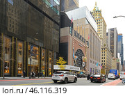 57th Street with Louis Vuitton’s new NYC flagship in New York City. United States. Редакционное фото, фотограф Валерия Попова / Фотобанк Лори