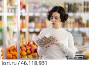 In store, woman near counter are looking at murex brandaris. Стоковое фото, фотограф Яков Филимонов / Фотобанк Лори