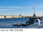 Санкт-Петербург. Вид на Неву и Исаакиевский собор с крыши Петропавловской крепости. Флаг "Гюйс". Saint-Petersburg. View of the Neva River and St. Isaac's Cathedral from the roof of the Peter and Paul Fortress. (2011 год). Редакционное фото, фотограф Смирнова Светлана / Фотобанк Лори