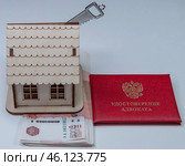 Удостоверение адвоката, деньги, дом, пила. Стоковое фото, фотограф fotobelstar / Фотобанк Лори