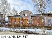 Город Тобольск. Улица Мира, дом 4. Старинное кирпичное здание (В годы Великой Отечественной войны в этом доме находились горком комсомола и горисполкома) (2015 год). Стоковое фото, фотограф Александр Тараканов / Фотобанк Лори