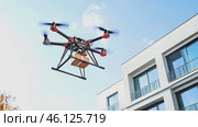 Drone delivering package to modern residential building. Стоковое AI-видео, аниматор Юрий Поздников / Фотобанк Лори
