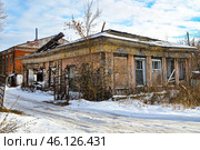 Город Тобольск. Улица Мира, дом 3. Старый аварийный одноэтажный дом (Бывшая столовая ГПТУ-3) (2015 год). Стоковое фото, фотограф Александр Тараканов / Фотобанк Лори
