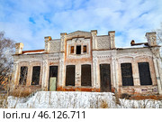 Город Тобольск. Улица Мира, дом 5. Старинный двухэтажный дом (Бывший магазин купца Голева-Лебедева, а позже - купца Янушкевича) (2015 год). Стоковое фото, фотограф Александр Тараканов / Фотобанк Лори