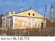 Город Тобольск. Улица Мира, дом 5. Старинный двухэтажный дом (Бывший магазин купца Голева-Лебедева, а позже - купца Янушкевича) (2015 год). Стоковое фото, фотограф Александр Тараканов / Фотобанк Лори