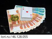 Игральные карты колода карт деньги пачка купюры 5000 рублей 1000 рублей монета playing cards deck of cards money bills coin. Стоковое фото, фотограф Константин Козлов / Фотобанк Лори